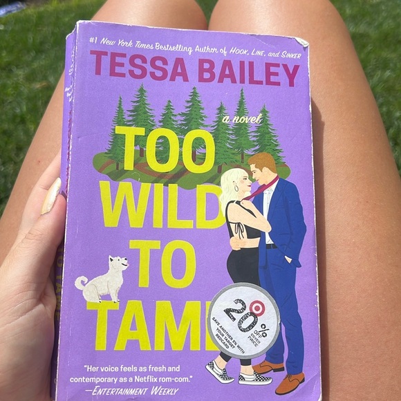 It ends with us by Colleen Hoover AND too wild to tame book by tessa bailey - Picture 3 of 4